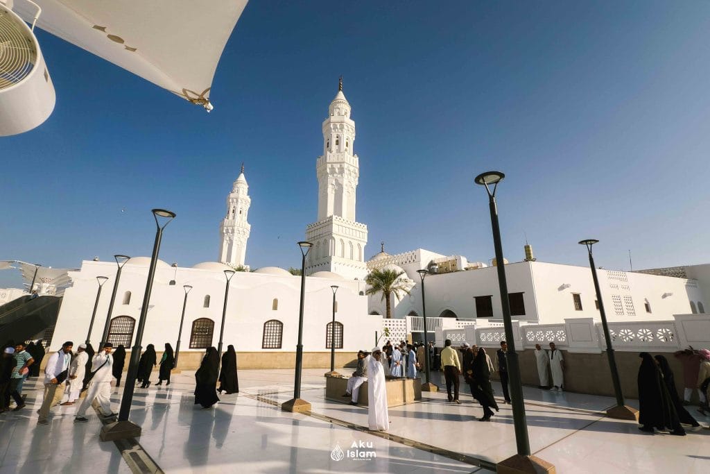Masjid Quba di Madinah di bawah langit biru