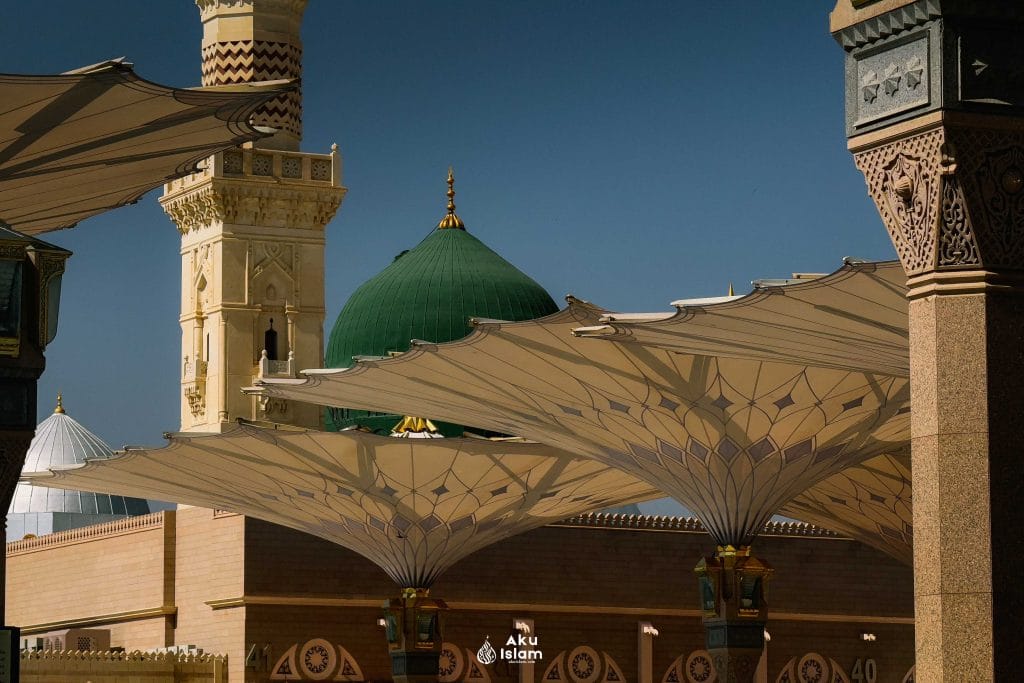 Kubah Hijau, menara dan payung Masjid Nabawi di Madinah