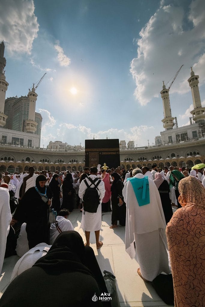 Jemaah mengelilingi Kaabah di Masjidil Haram