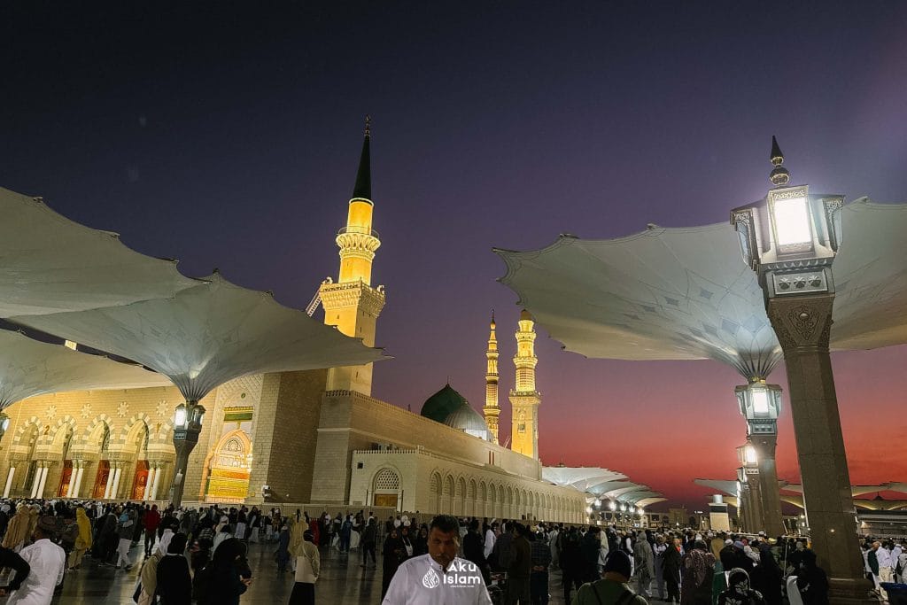 Masjid Nabawi dan payung gergasi ketika waktu senja