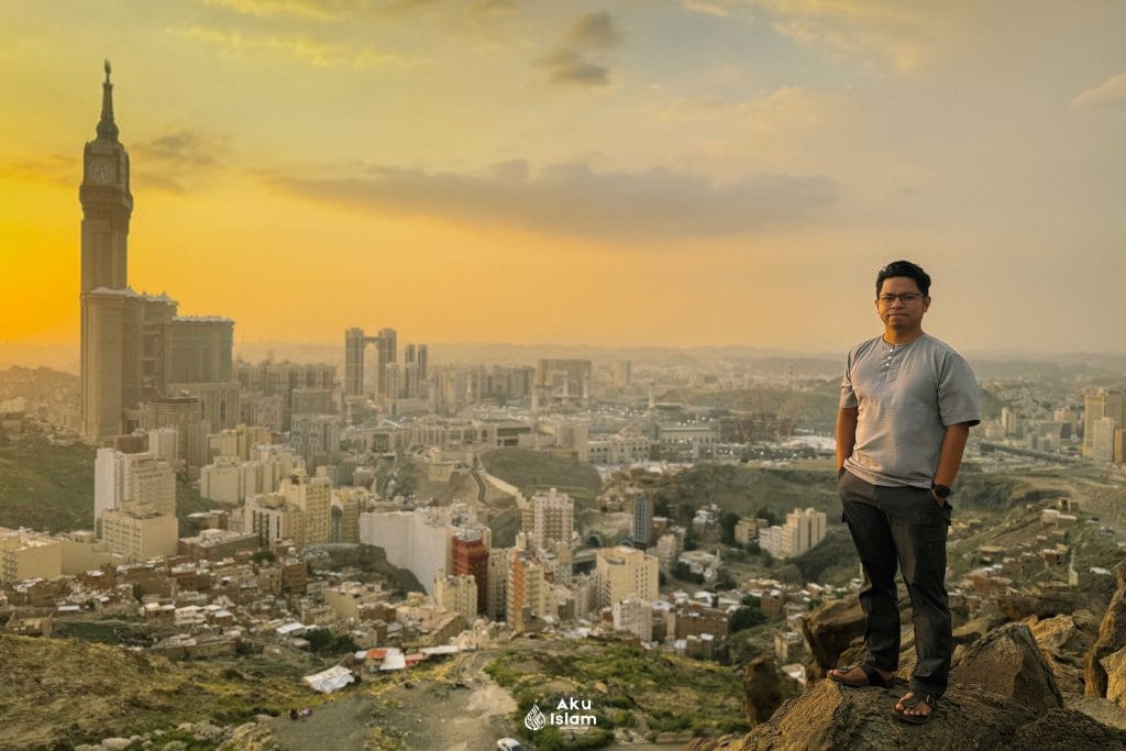 Mohd Hafizi berlatar bandar Makkah dan Menara Jam